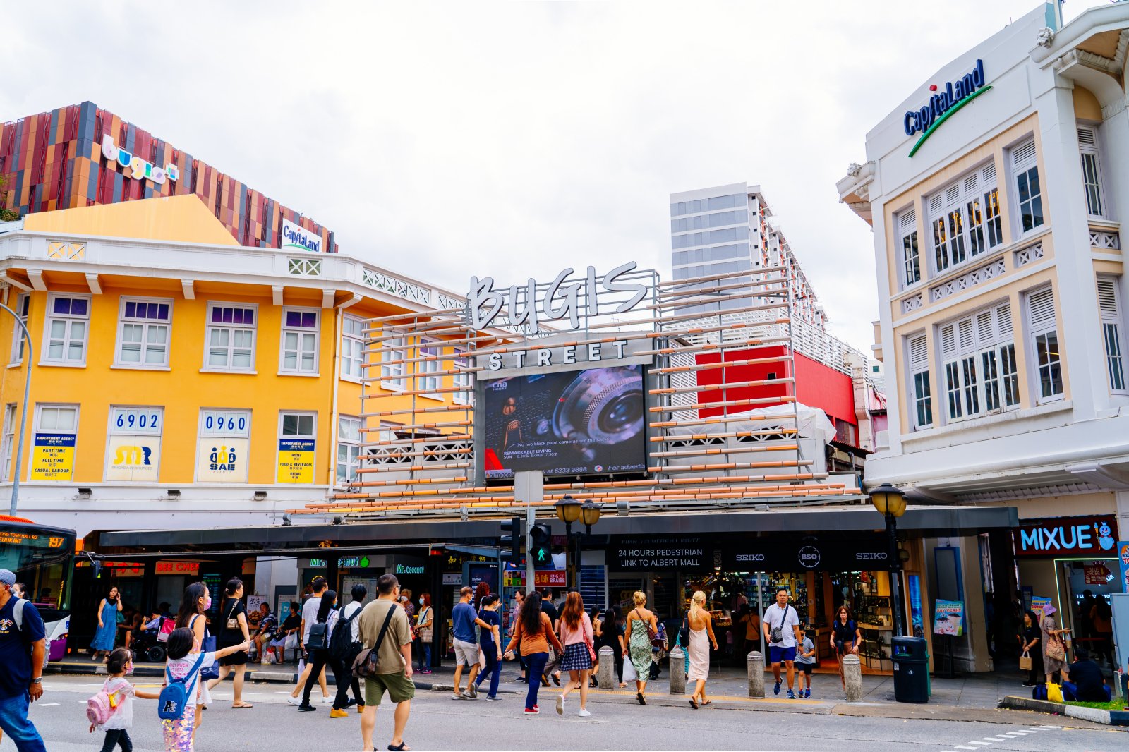 Bugis Street Singapore: Surga Belanja Murah dan Kuliner Seru di Jantung Kota